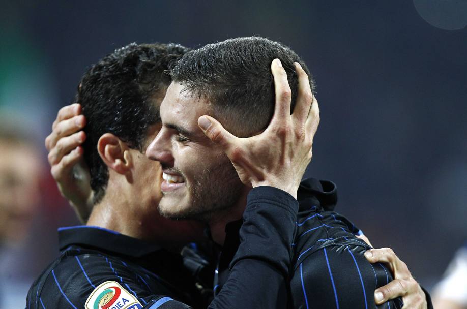 L&#39;abbraccio tra Icardi ed Hernanes, autori dei due gol con cui l&#39;Inter ha sconfitto la Roma. LaPresse